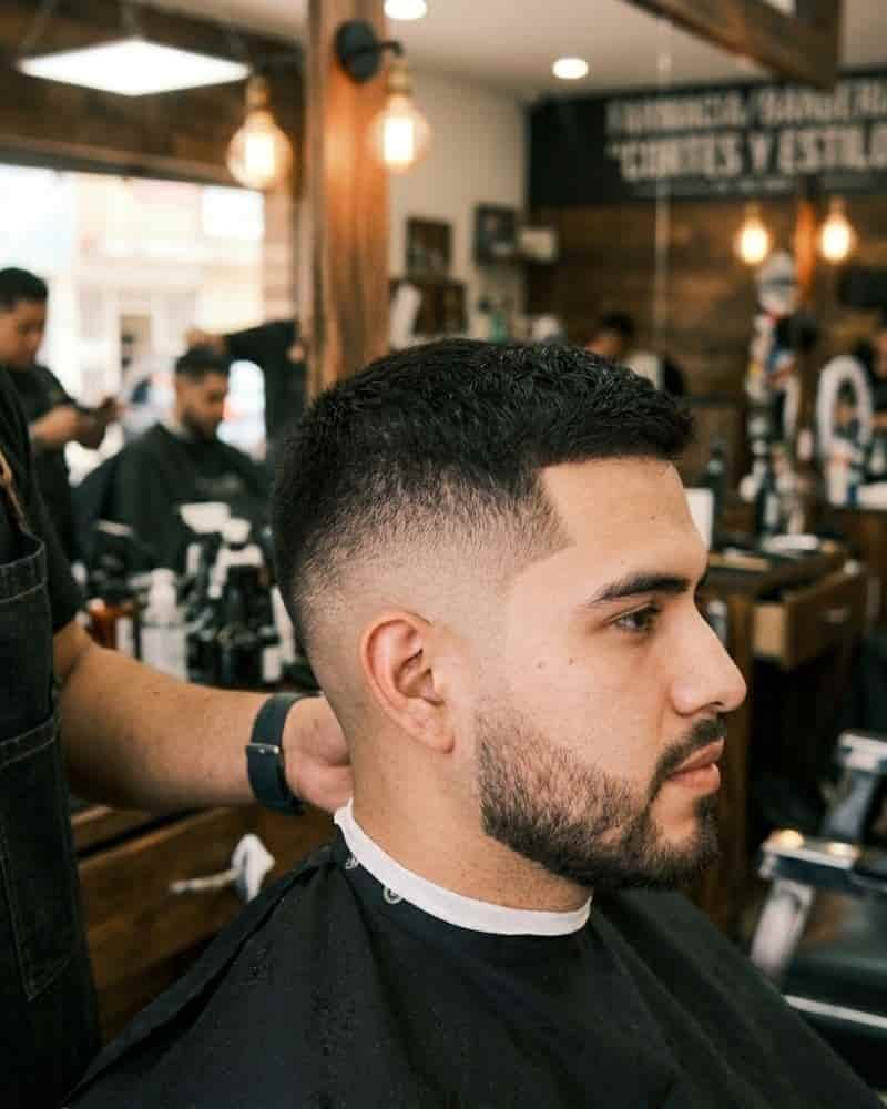 Perfil de un corte low fade recién hecho en Mineral de la Reforma