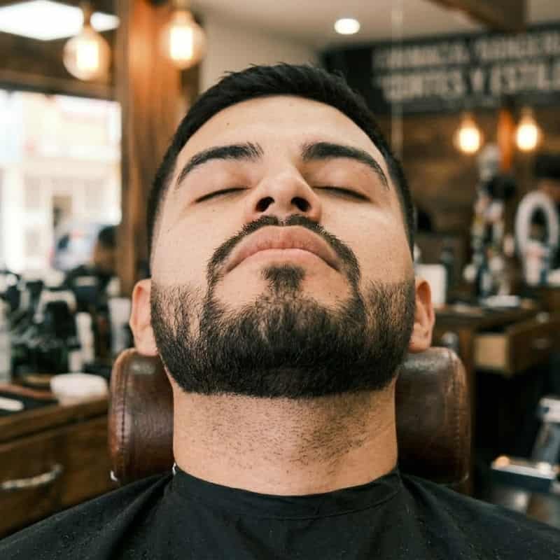 Barba perfilada con líneas marcadas en Mineral de la Reforma