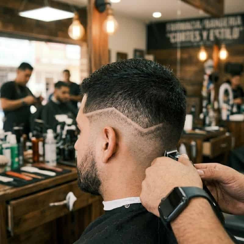 Corte de cabello con línea de diseño lateral en Mineral de la Reforma