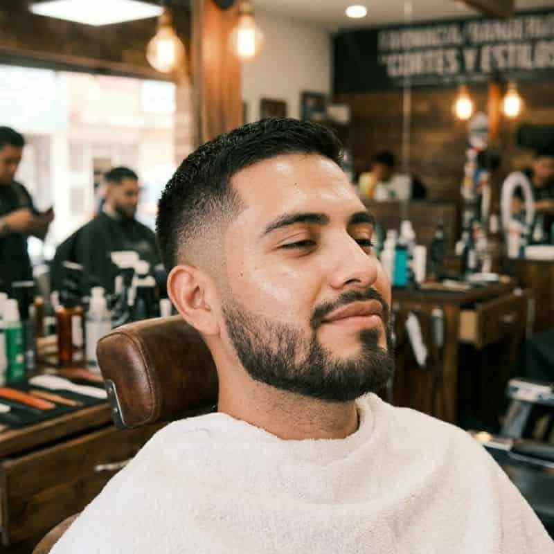 Hombre con piel fresca después de un facial en Mineral de la Reforma